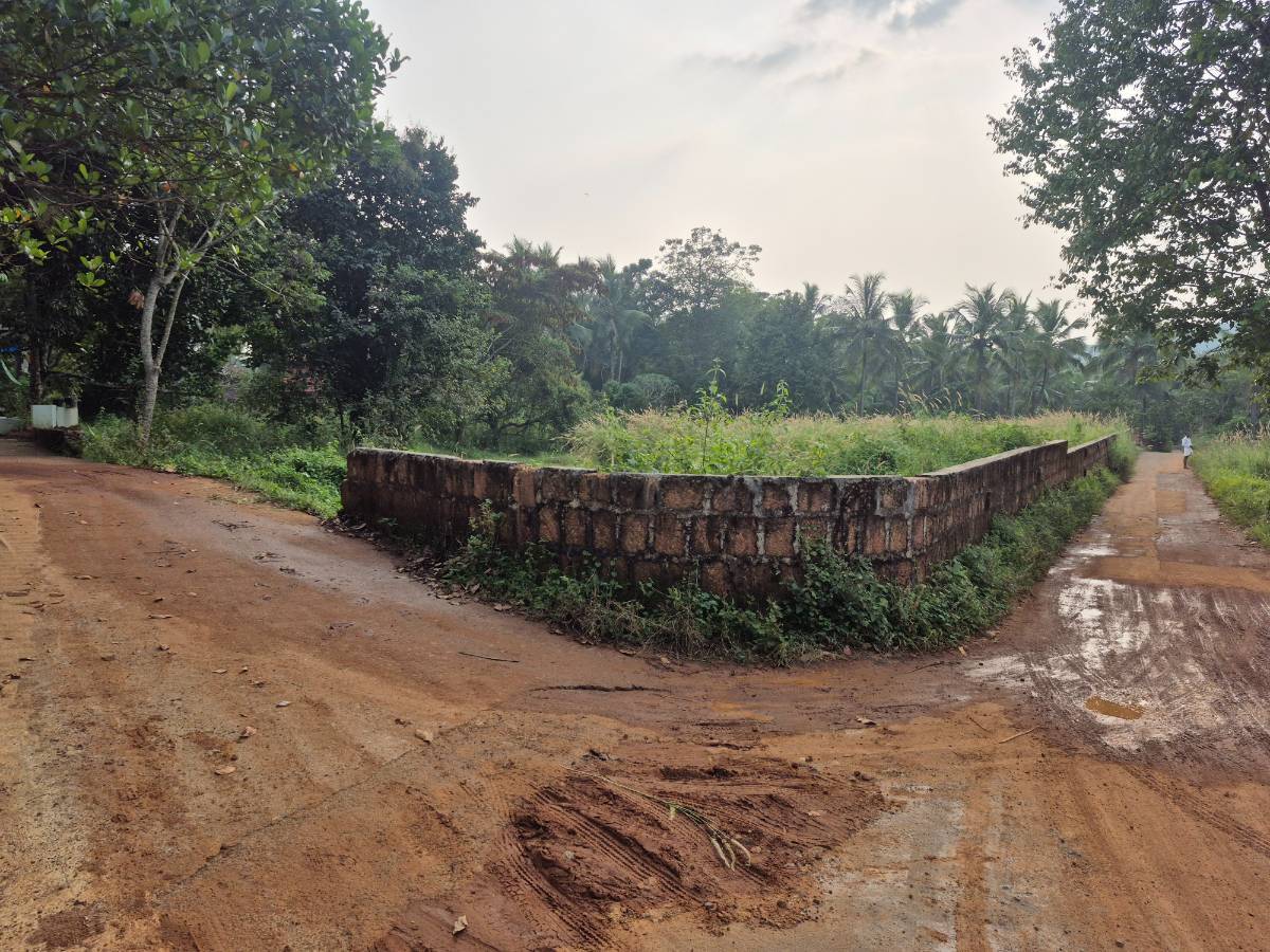 Suitable land for big godown / villa project